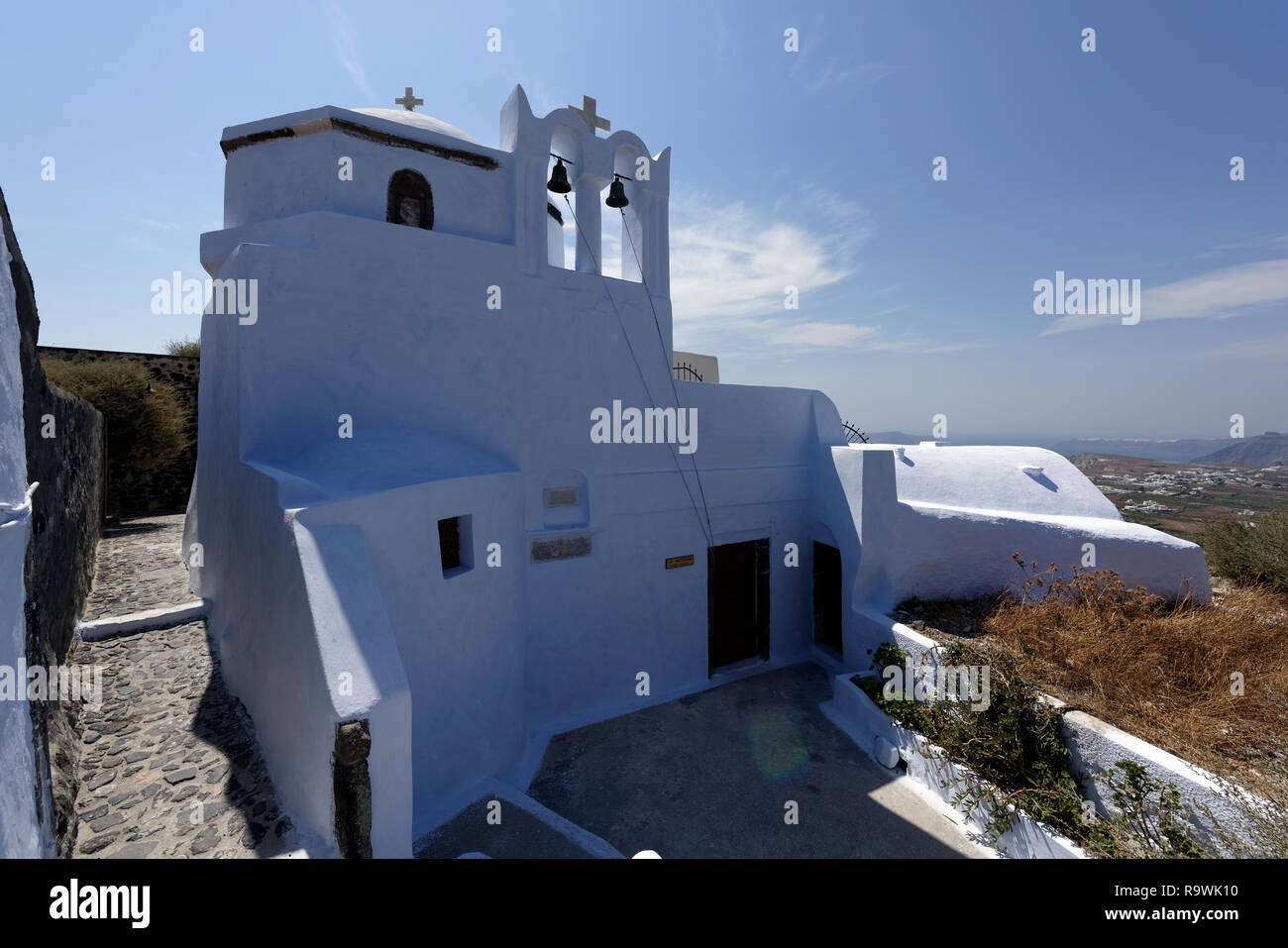 Chiesa imbiancate di Theotokaki o Dormizione della Vergine Maria; situato nel castello del villaggio di Pyrgos; Santorini, Grecia. Date a a l Foto Stock Chiesa imbiancate di Theotokaki o Dormizione della Vergine Maria; situato nel castello del villaggio di Pyrgos; Santorini, Grecia. Date a a l Foto Stock