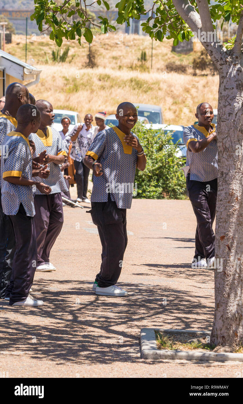 African artisti di strada vestita in un tradizionale africana di camicie di eseguire per il pubblico in Simonstown, Città del Capo Foto Stock