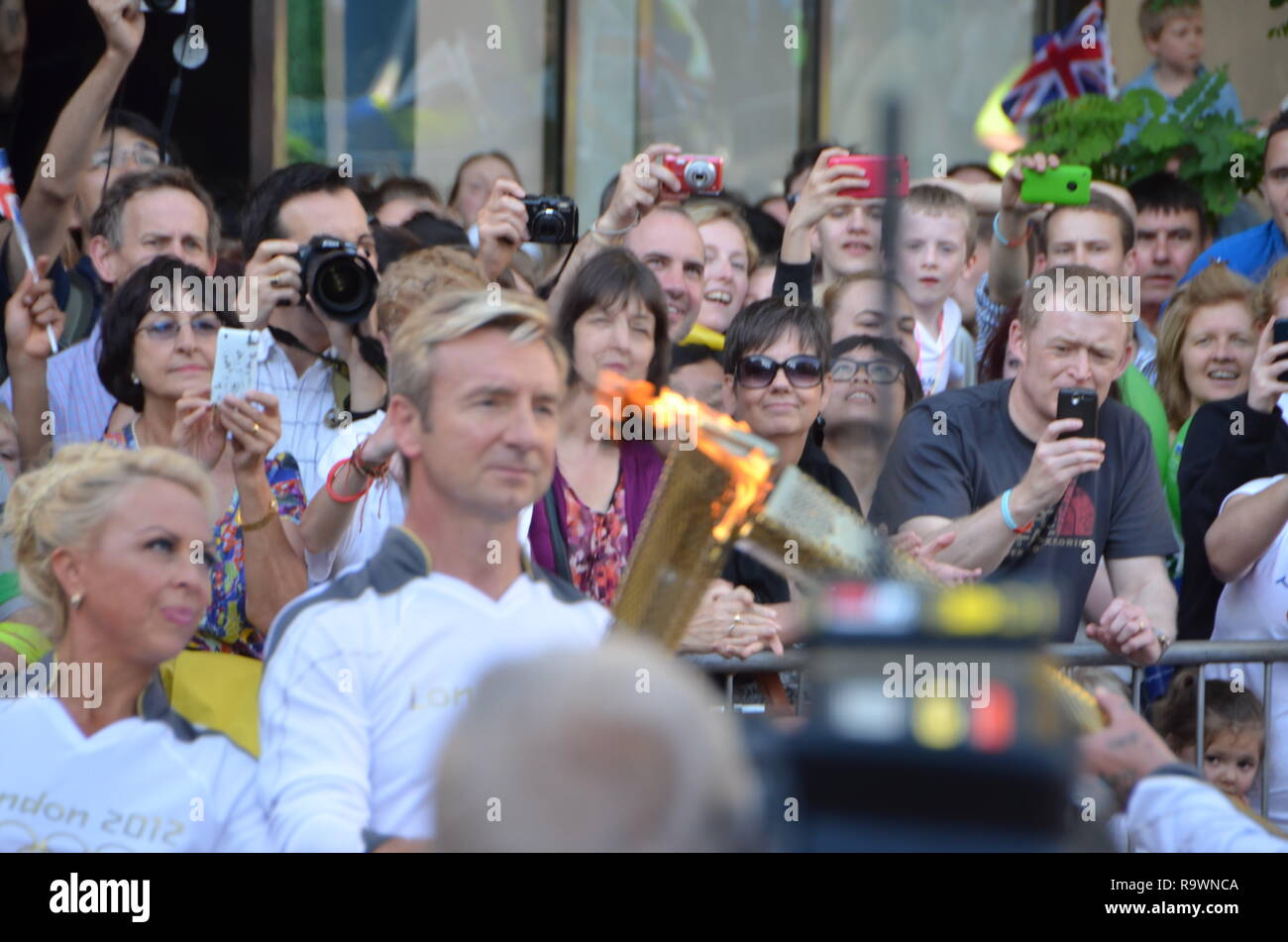 Torcia olimpica detenute da un ex Olympian durante una parata di Nottingham, Inghilterra. Foto Stock