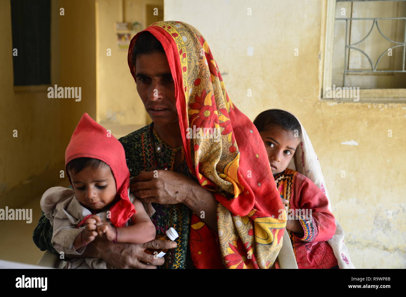 La madre e il bambino nelle zone rurali del Sindh, Pakistan. Foto Stock