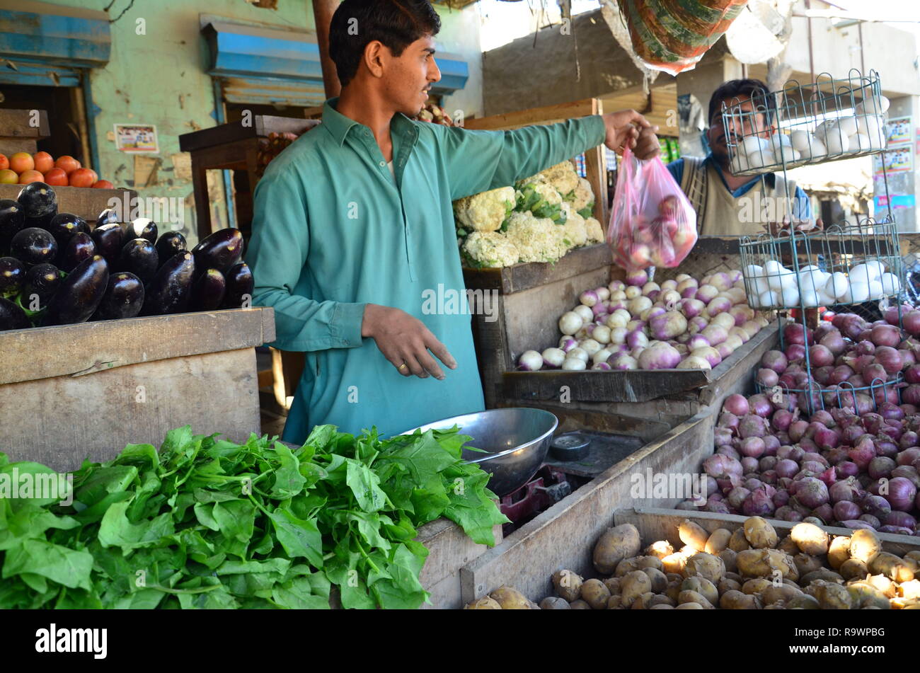 Una frutta e verdure venditore al lavoro nella provincia di Sindh, Pakistan Foto Stock