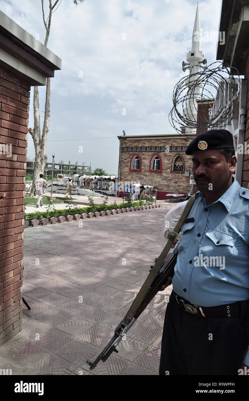 Un poliziotto guardie moschea rossa, anche sapere come laal masjid di Islamabad, Pakistan. Foto Stock