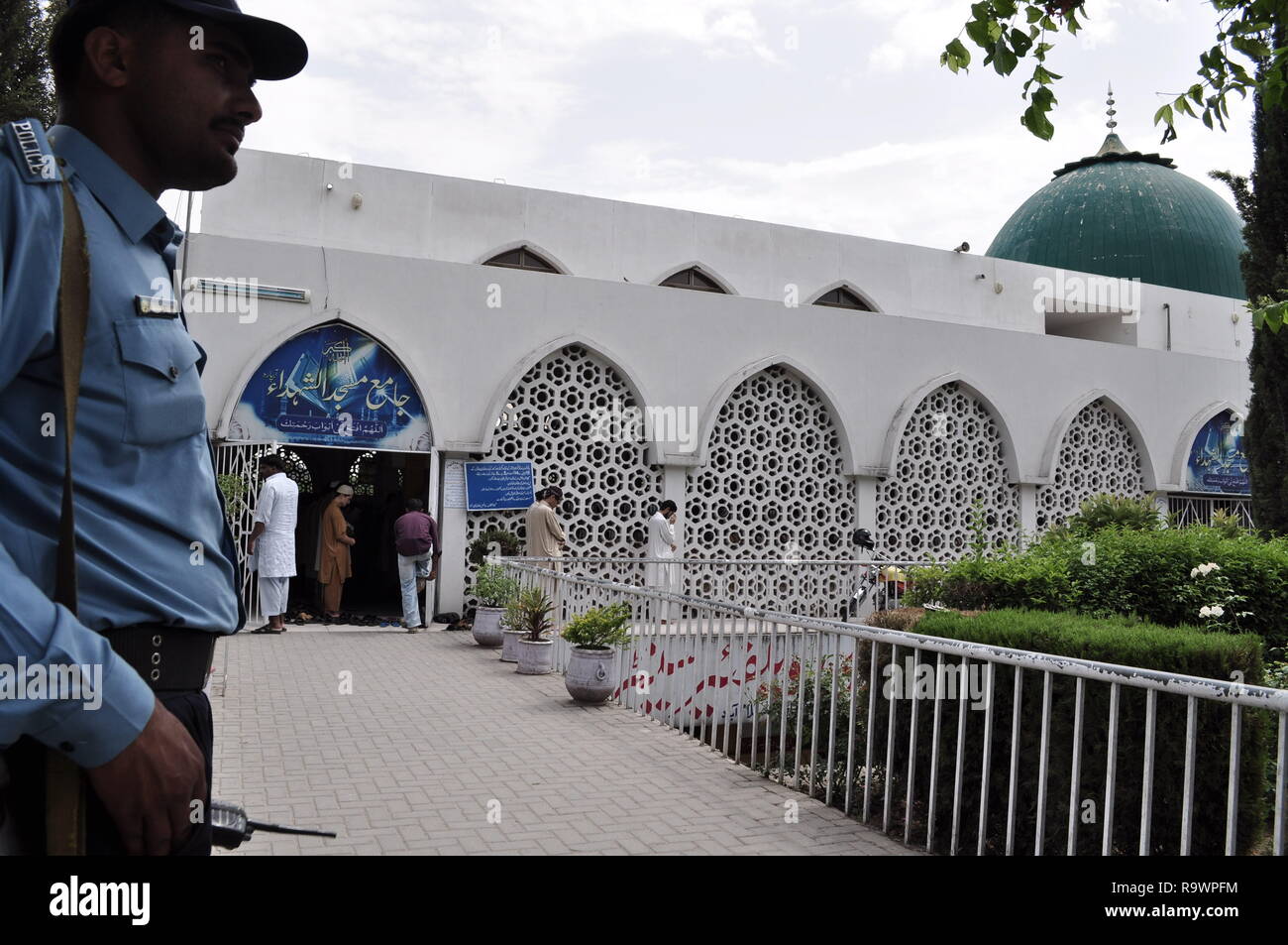 Un poliziotto guardie moschea rossa, anche sapere come laal masjid di Islamabad, Pakistan. Foto Stock