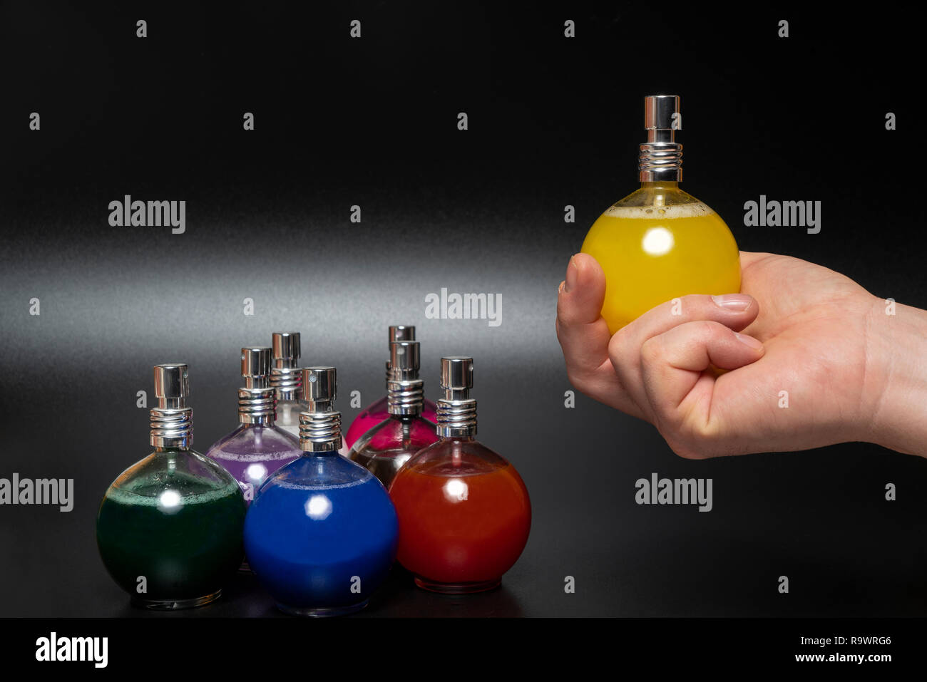 Alcune bottiglie di vetro contenenti liquido colorato Foto Stock