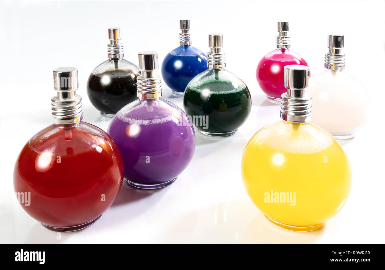 Alcune bottiglie di vetro contenenti liquido colorato Foto Stock