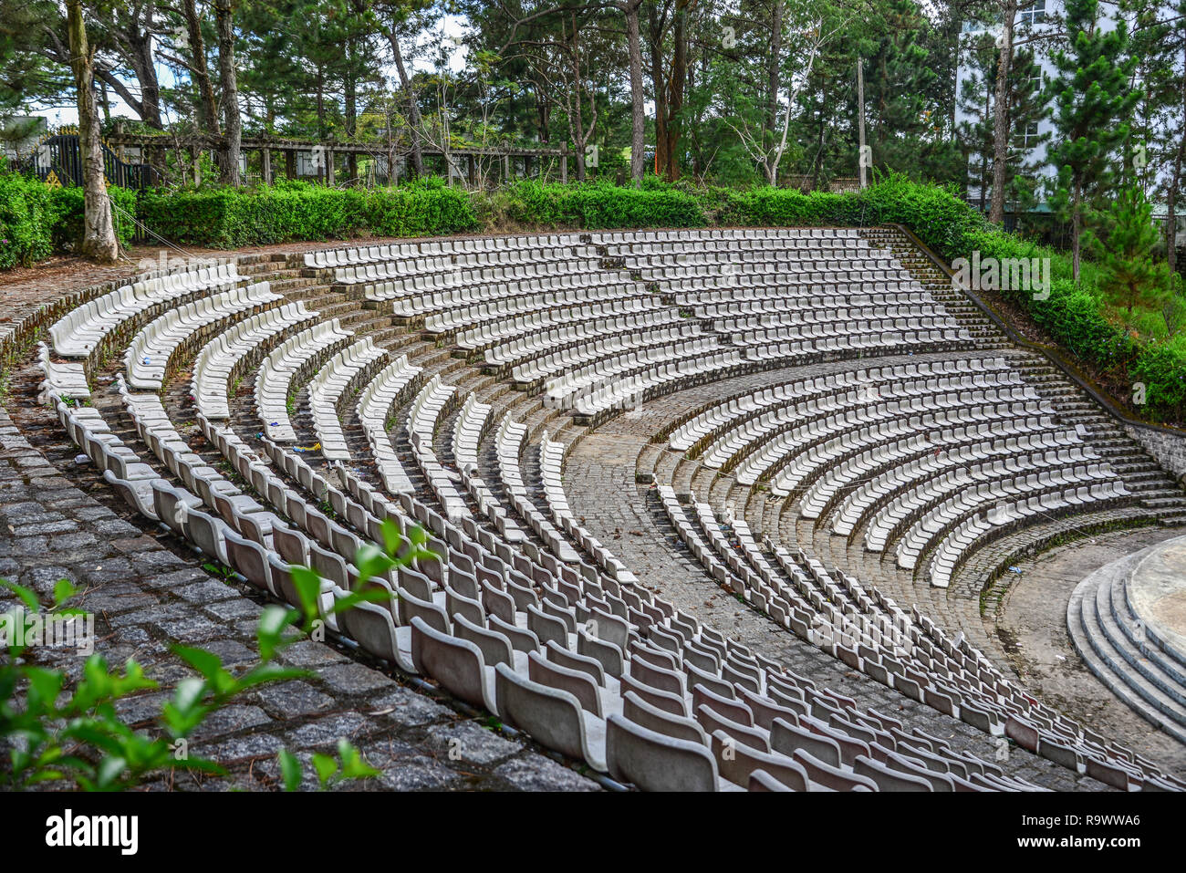 Le tribune di un moderno anfiteatro all'aperto, un palco per piccoli eventi di intrattenimento, spettacoli, concerti o presentazioni. Foto Stock