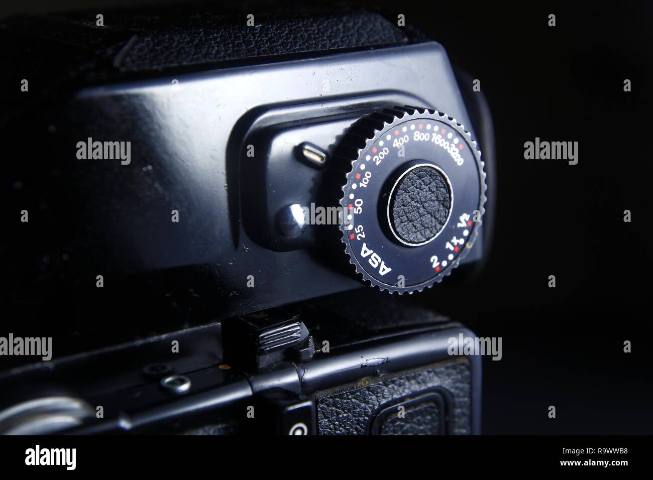 Immagine ravvicinata della ISO o ASA rating e compensazione esposizione composizione su un livello degli occhi finder di un'annata medio formato fotocamera a pellicola. Foto Stock