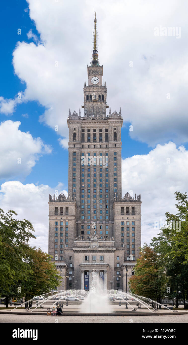 Gli anni cinquanta Palazzo della Cultura e della scienza (Pałac Kultury i Nauki o PKiN), un notevole punto di riferimento nella capitale polacca, a Varsavia, Polonia Foto Stock