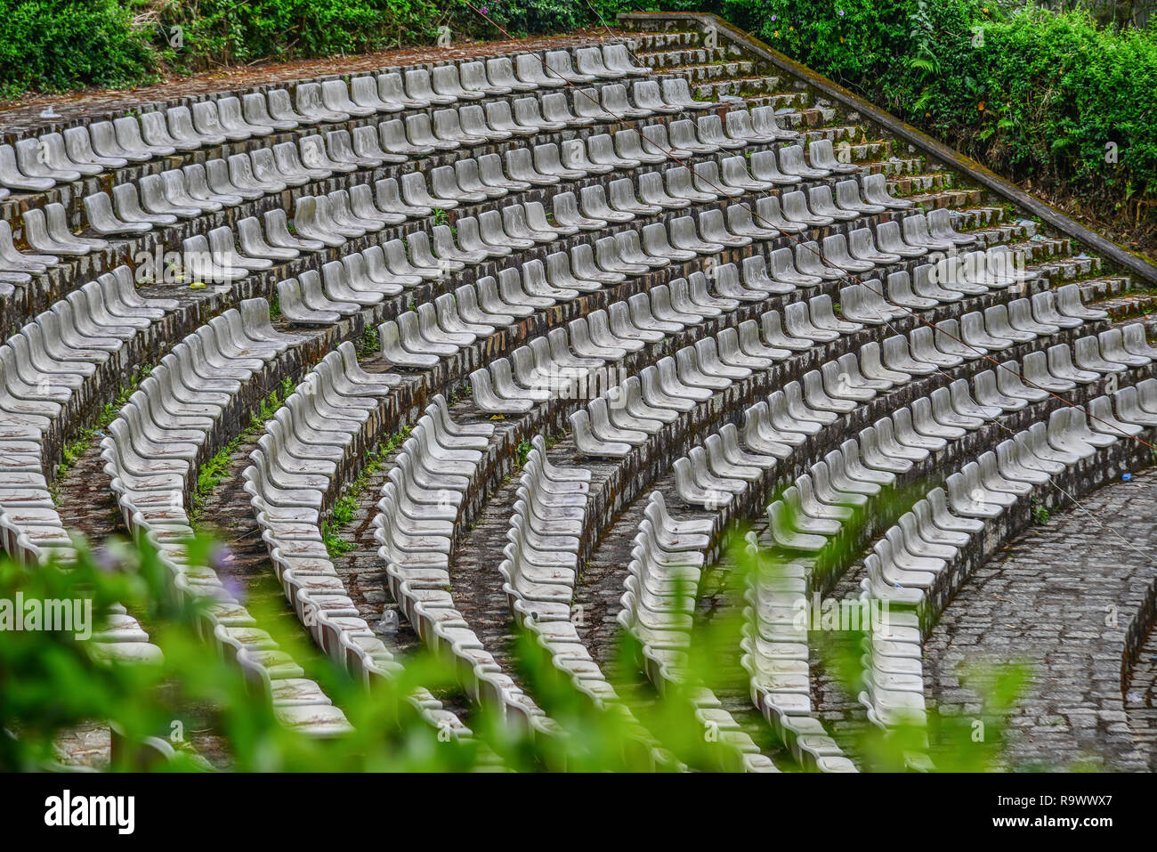 Le tribune di un moderno anfiteatro all'aperto, un palco per piccoli eventi di intrattenimento, spettacoli, concerti o presentazioni. Foto Stock