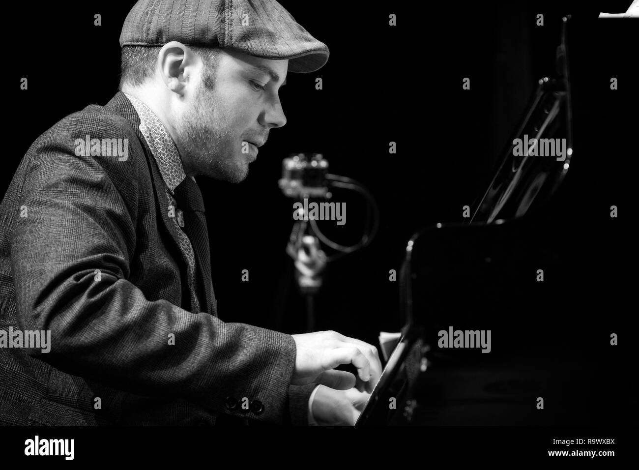 James Pearson suona il pianoforte con la Polly Gibbons Quartet, Scarborough Jazz Festival 2017 Foto Stock