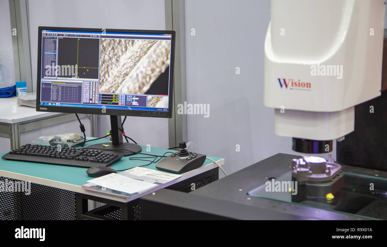 Bangkok, Tailandia - 23 Novembre 2018: visione ottica misurando il pezzo in Metalex 2018 Foto Stock