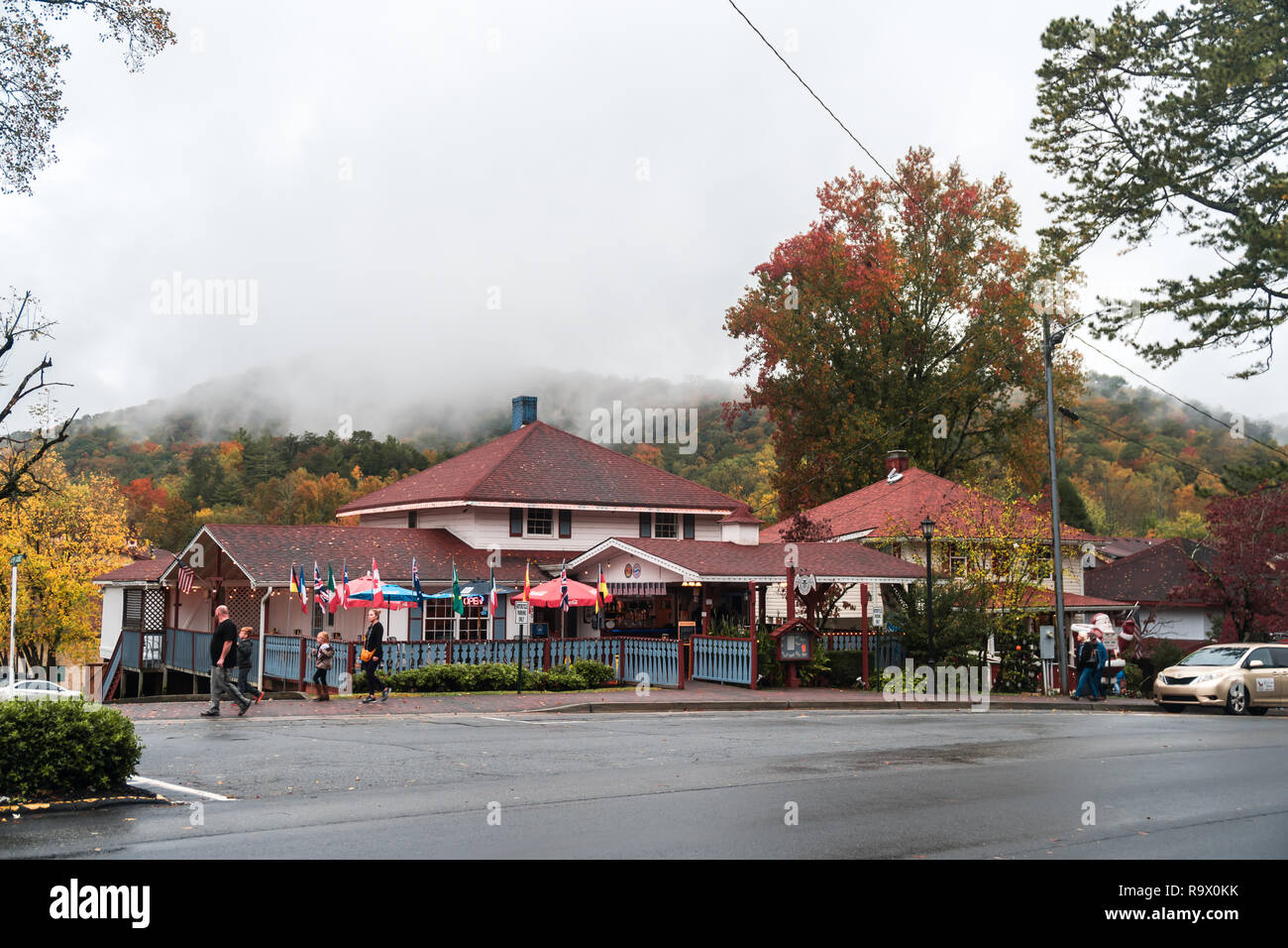 HELEN, GEORGIA - Nov 02, 2018 : vista panoramica del centro storico di iconico Helen village. Piccola copia turistica bavarese villaggio alpino in Georgia, Regno sta Foto Stock