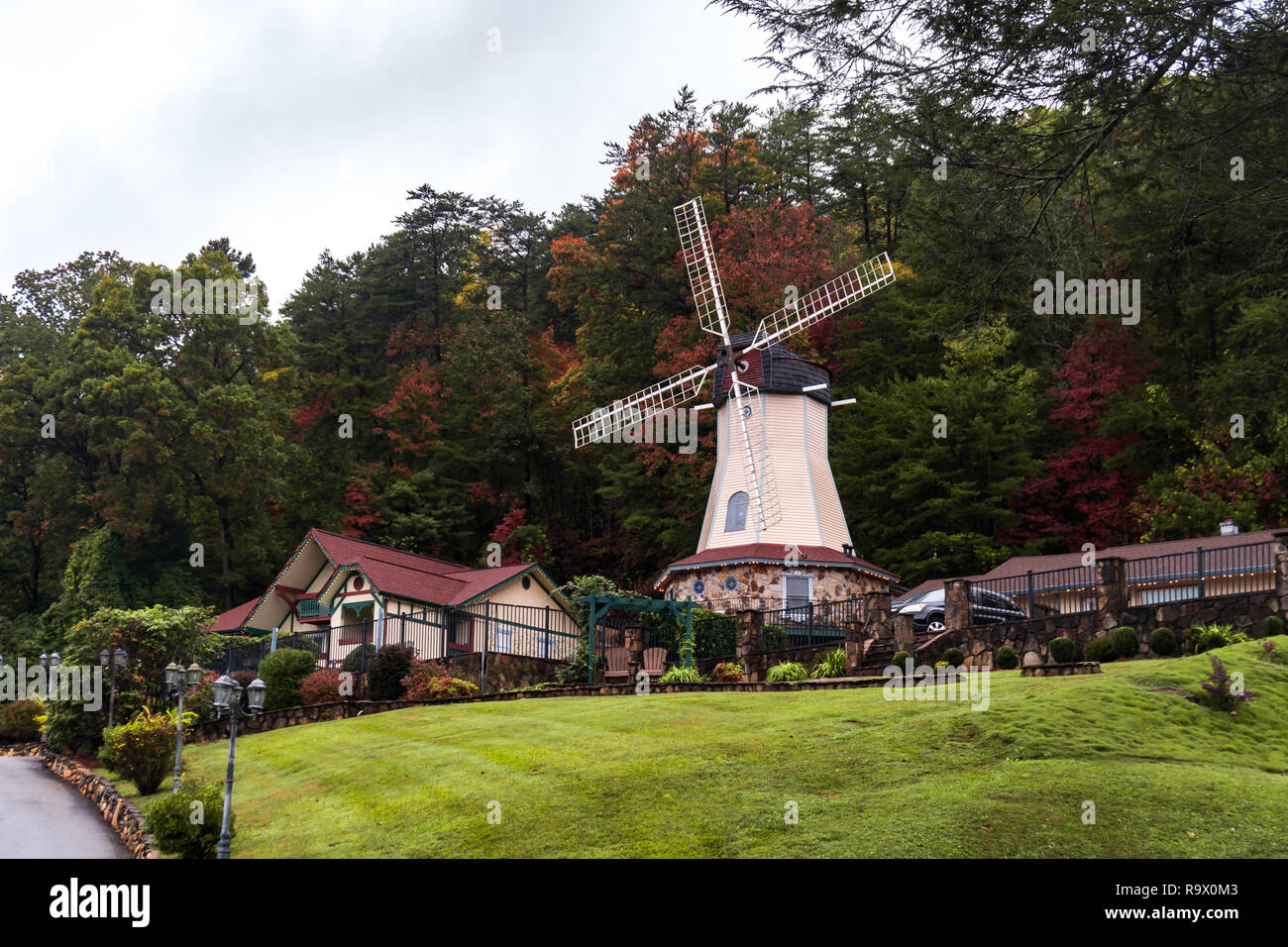 HELEN, GEORGIA - Nov 02, 2018 : vista panoramica del centro storico di iconico Helen village. Piccola copia turistica bavarese villaggio alpino in Georgia, Regno sta Foto Stock