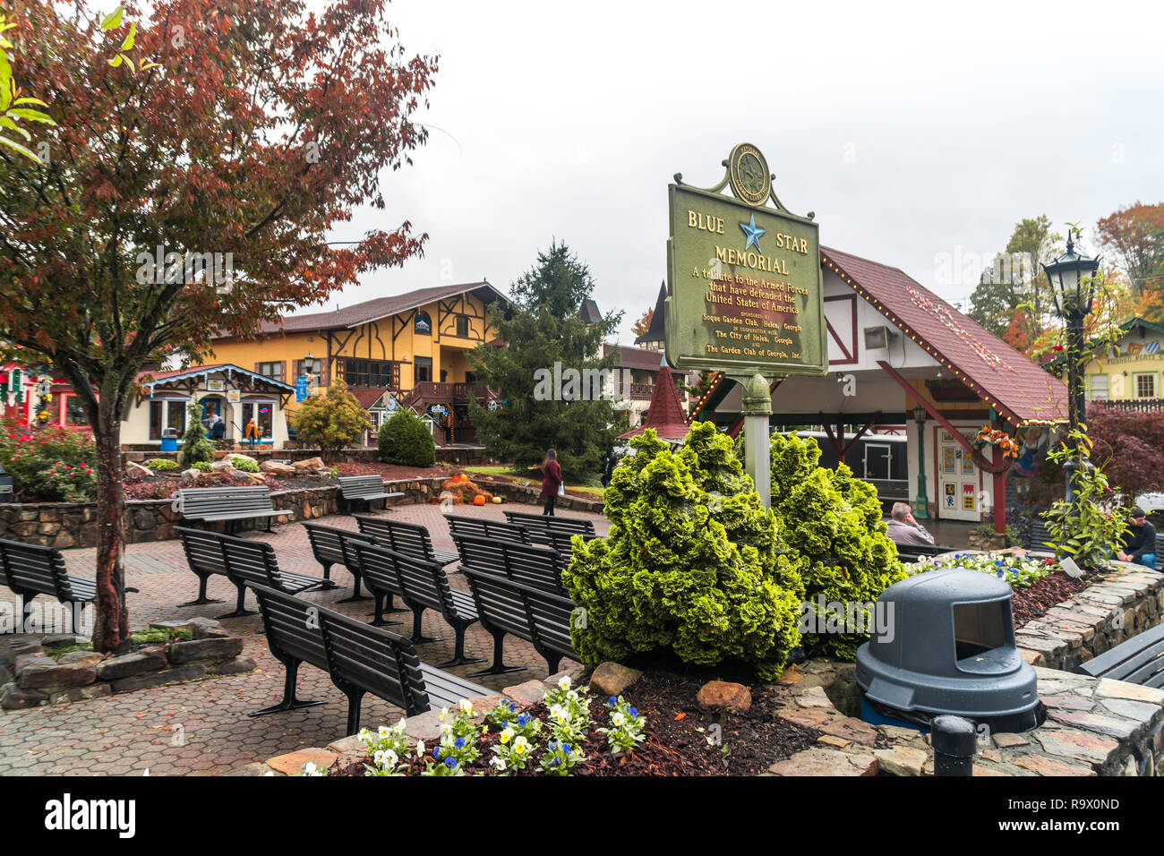 HELEN, GEORGIA - Nov 02, 2018 : vista panoramica del centro storico di iconico Helen village. Piccola copia turistica bavarese villaggio alpino in Georgia, Regno sta Foto Stock