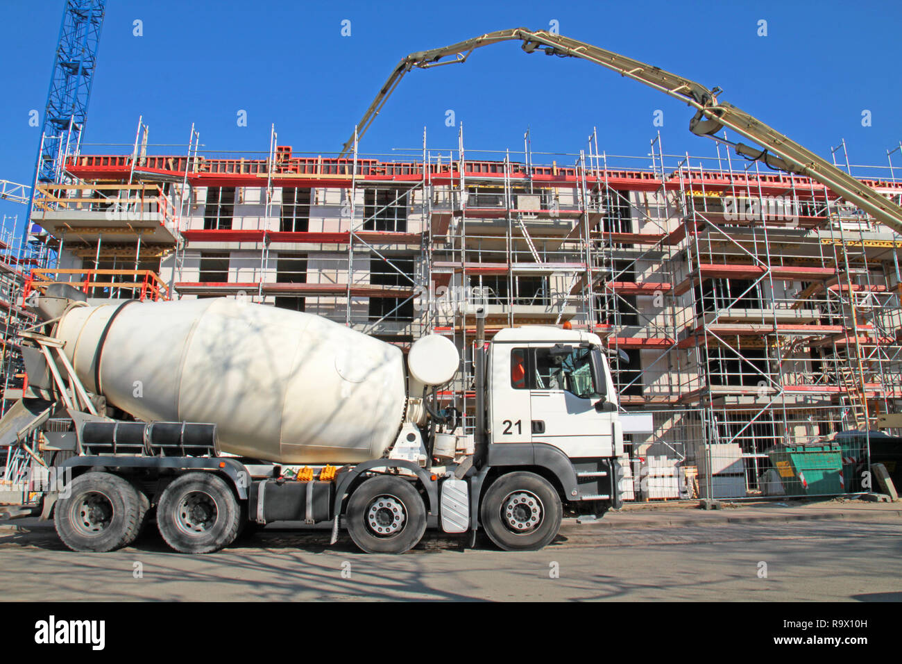 Erogazione del calcestruzzo sul sito in costruzione Foto Stock