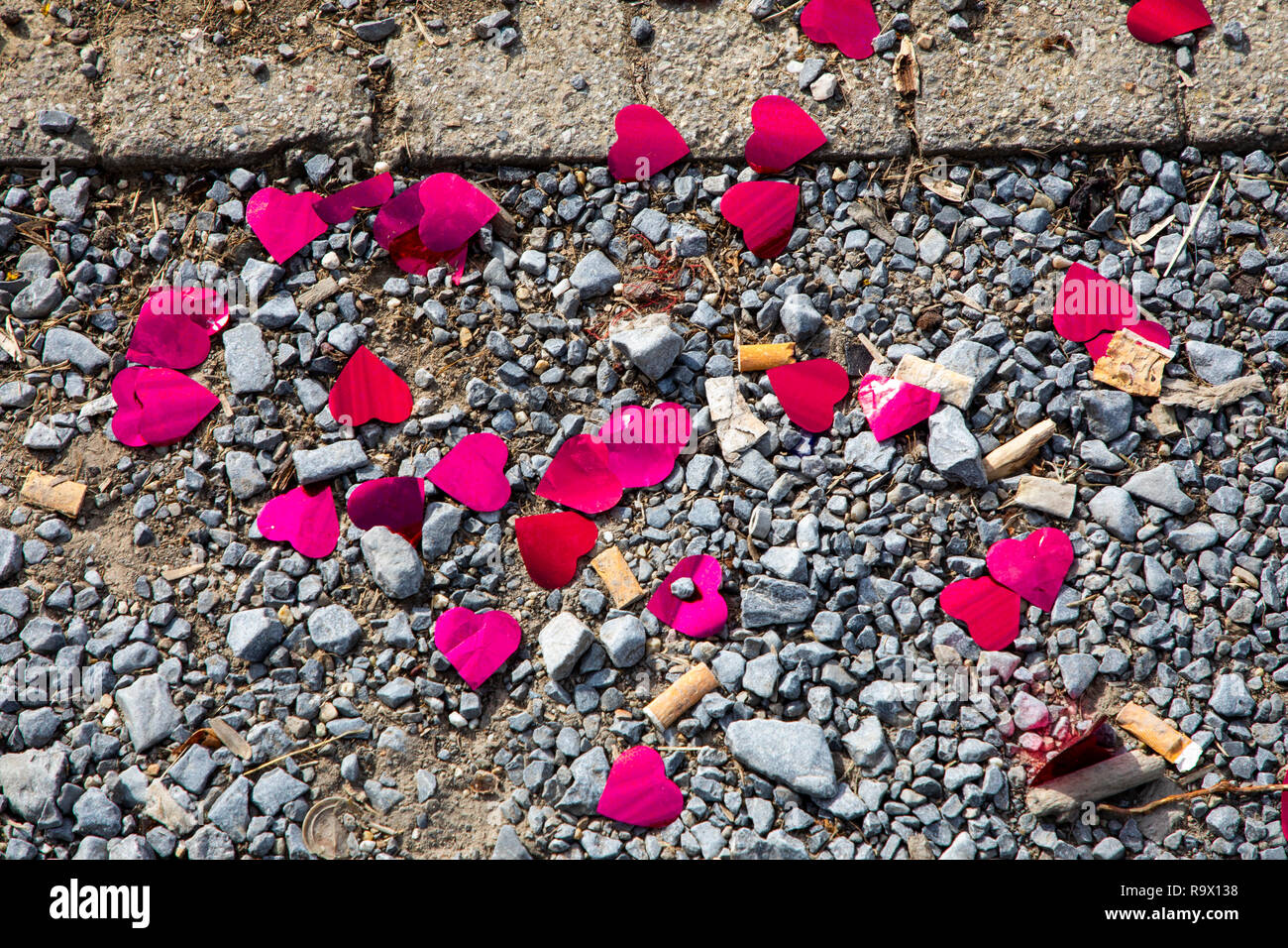 Piccolo cuore rosso realizzato in lamina di alluminio, i resti di un servizio fotografico dopo il matrimonio, in un punto panoramico, Wartburg, al di sopra di Heilbronn, Foto Stock