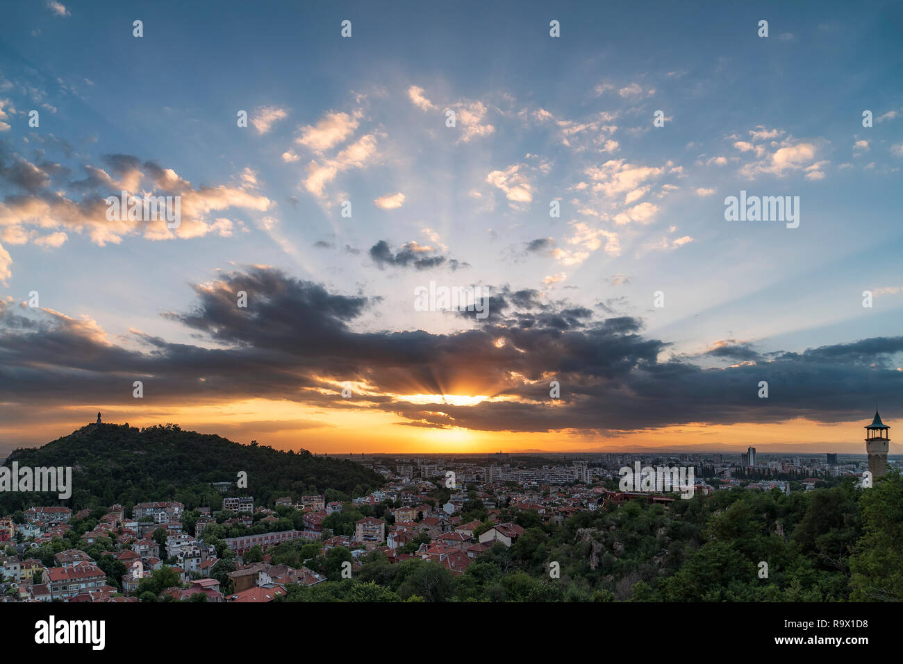 Estate Sunset over Plovdiv, Bulgaria, capitale europea della cultura 2019 e la più antica città vivente in Europa. Foto da una delle colline della città Foto Stock