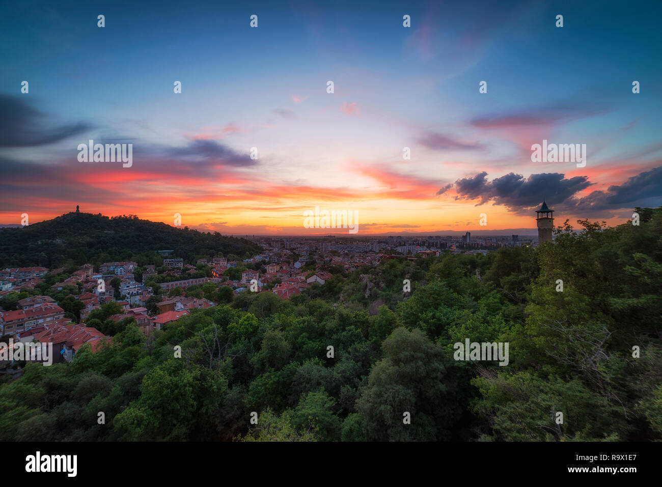 Estate Sunset over Plovdiv, Bulgaria, capitale europea della cultura 2019 e la più antica città vivente in Europa. Foto da una delle colline della città Foto Stock