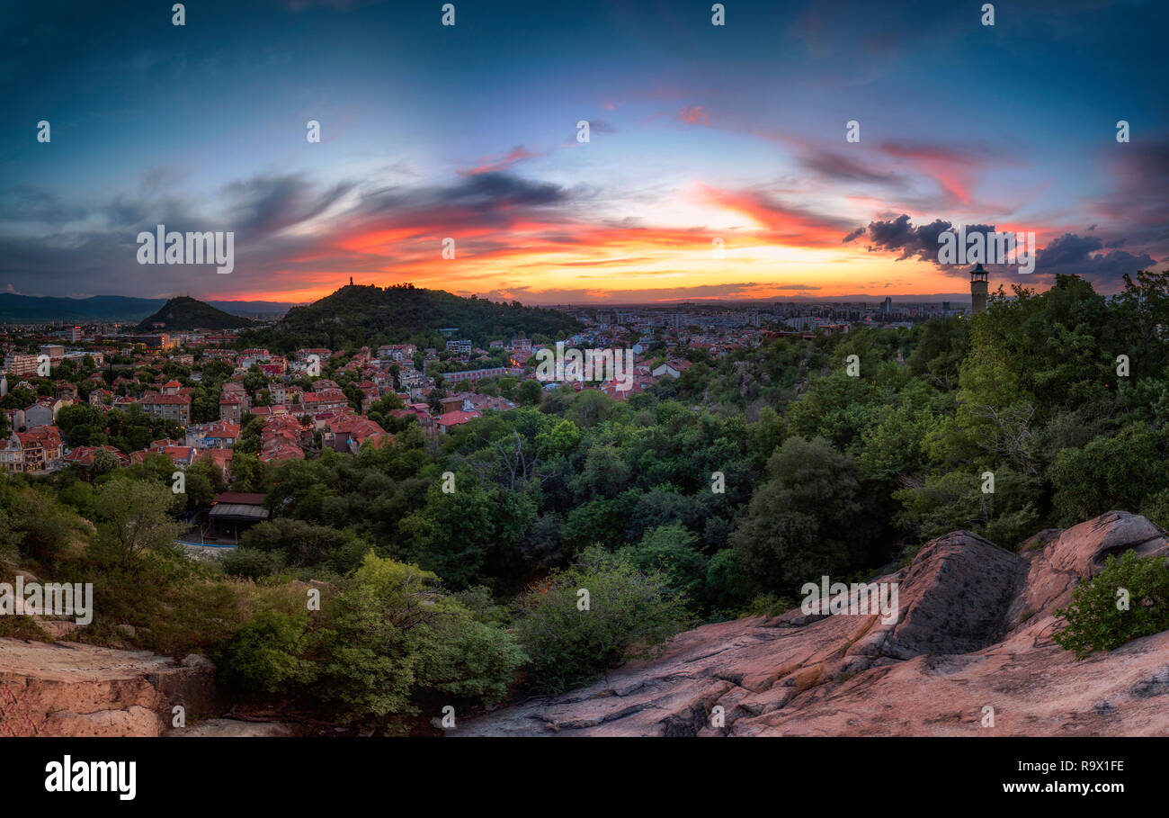 Estate Sunset over Plovdiv, Bulgaria, capitale europea della cultura 2019 e la più antica città vivente in Europa. Foto da una delle colline della città Foto Stock