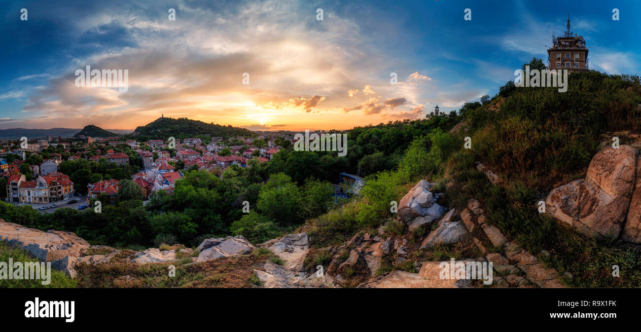 Estate Sunset over Plovdiv, Bulgaria, capitale europea della cultura 2019 e la più antica città vivente in Europa. Foto da una delle colline della città Foto Stock