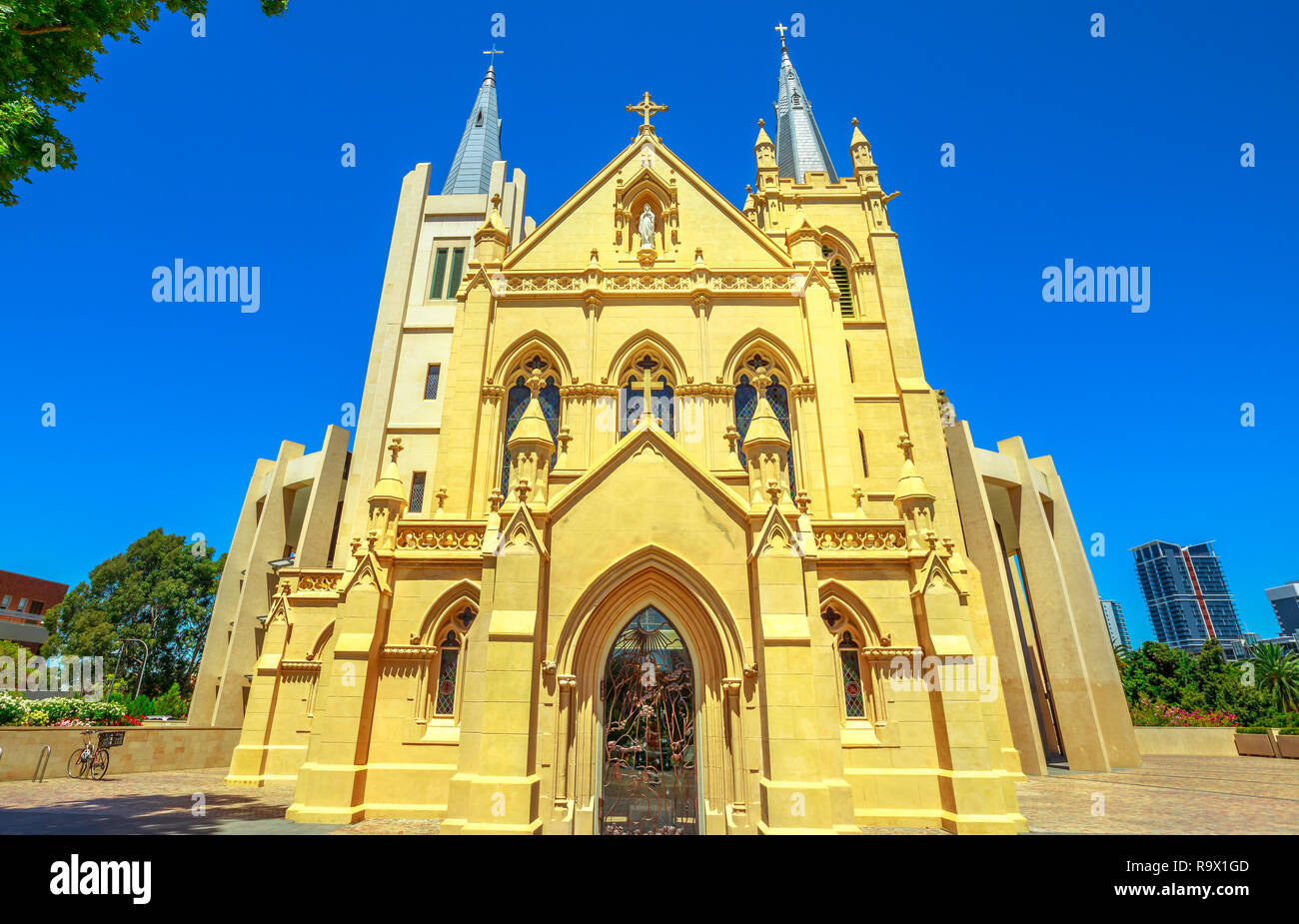 La facciata della Cattedrale di St Mary a Perth, Western Australia. La Cattedrale dell Immacolata Concezione della Beata Vergine Maria in stile neogotico è di religione Cristiana Cattolica. Vista frontale. Foto Stock