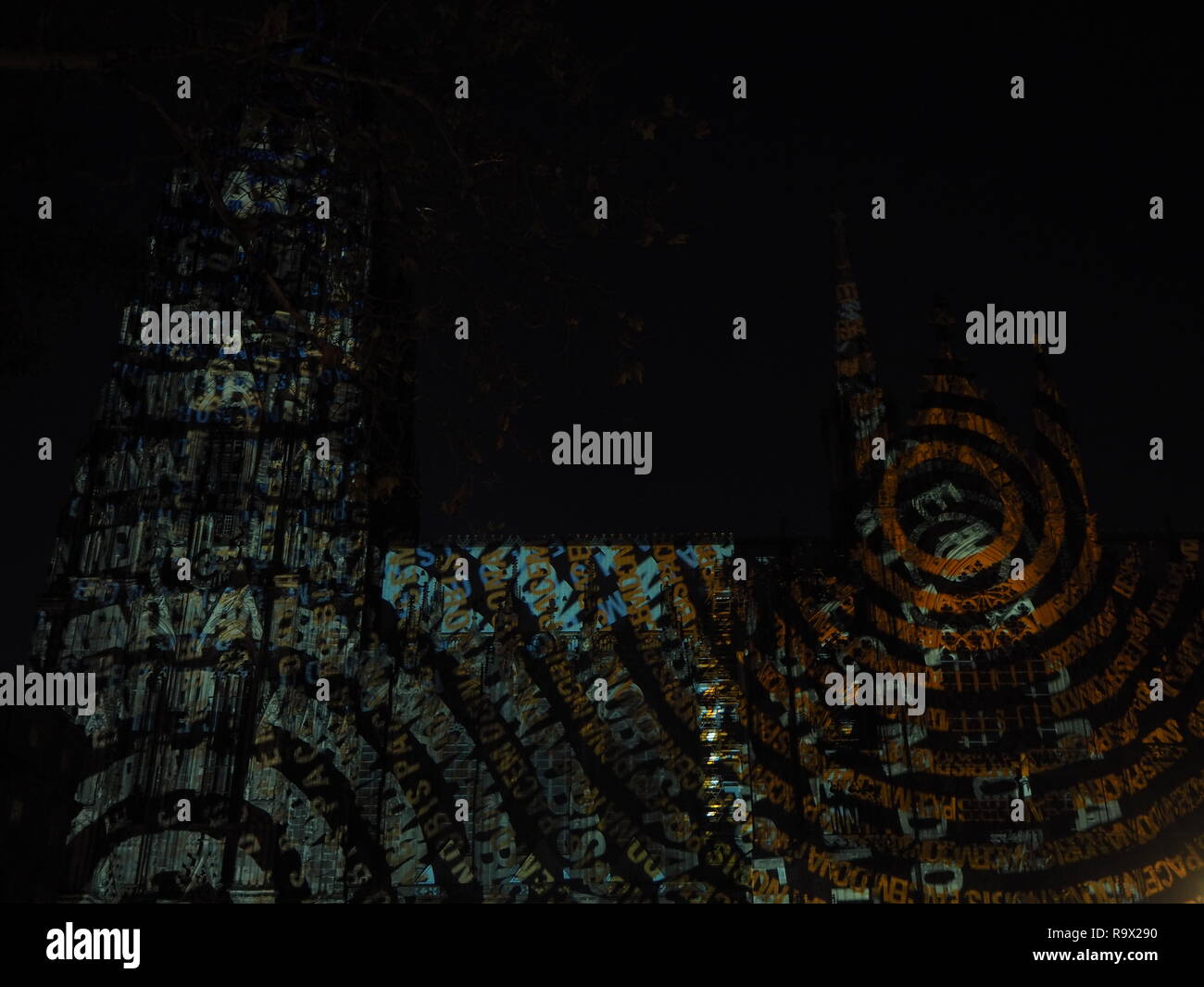 Germania, Colonia 2018, 26. Settembre: Cattedrale di Colonia illuminazione, dona nobis pacem, un impianto di illuminazione che si illumina splendidamente la cattedra Foto Stock