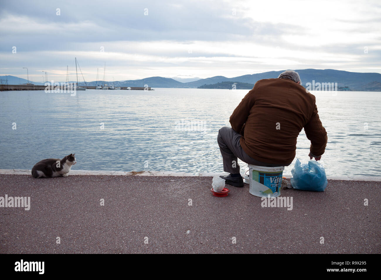 Pescatore e il gatto , Volos Grecia Foto Stock