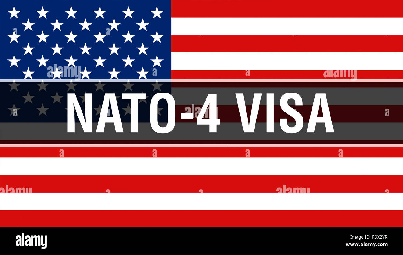 NATO-4 Visa su una bandiera degli Stati Uniti di sfondo, rendering 3D. Stati Uniti d'America bandiera sventolare nel vento. Fiera bandiera americana sventolare, americano nato-4 Visa Foto Stock