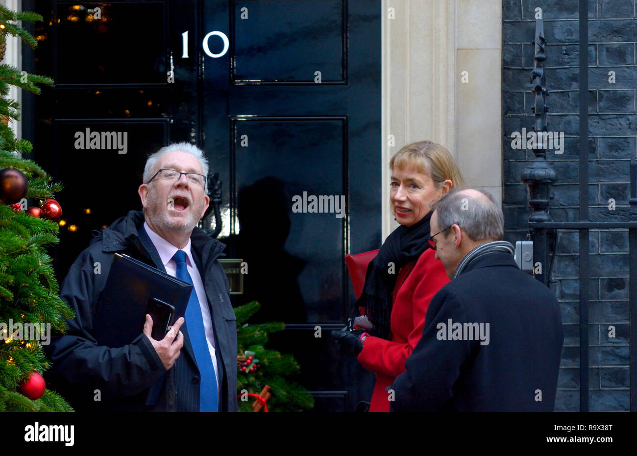 Michael Russell MSP (armadio scozzese Segretario per gli Affari Pubblici e relazioni costituzionali) con Leslie Evans (Segretario permanente per la Sc Foto Stock