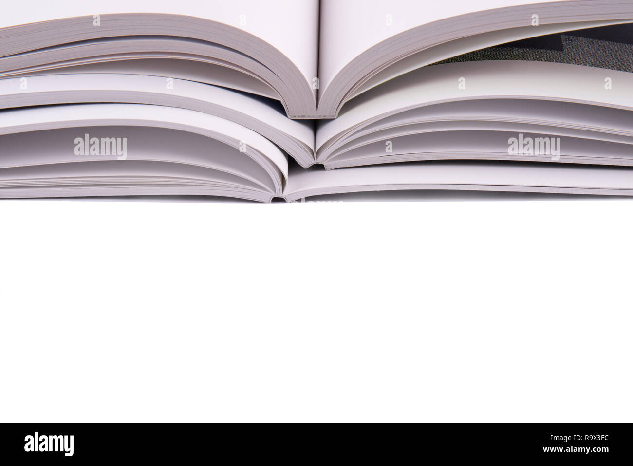 Un libro aperto sulla scrivania bianca Foto Stock