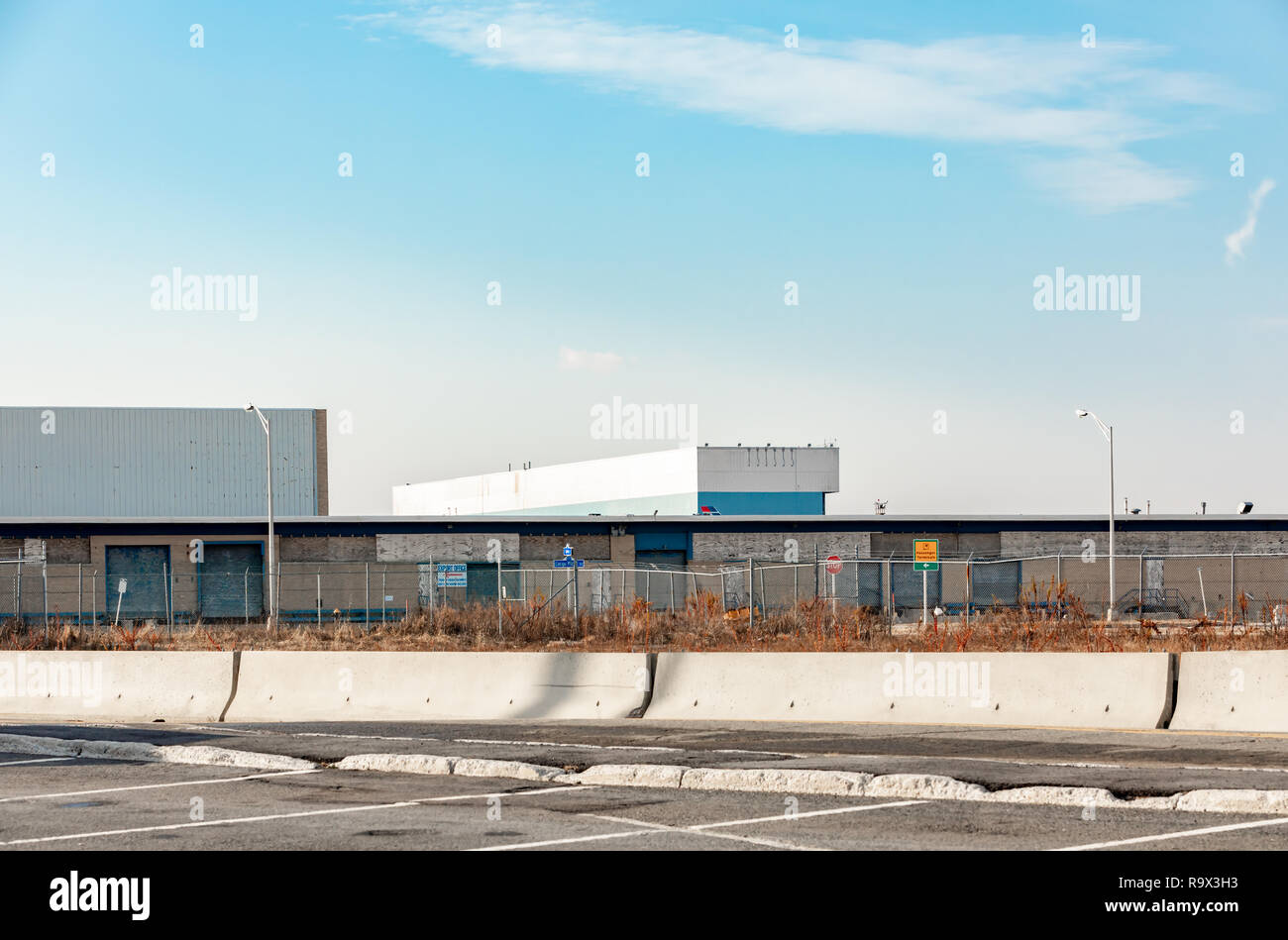 Vuoto area parcheggio dell'aeroporto JFK Foto Stock