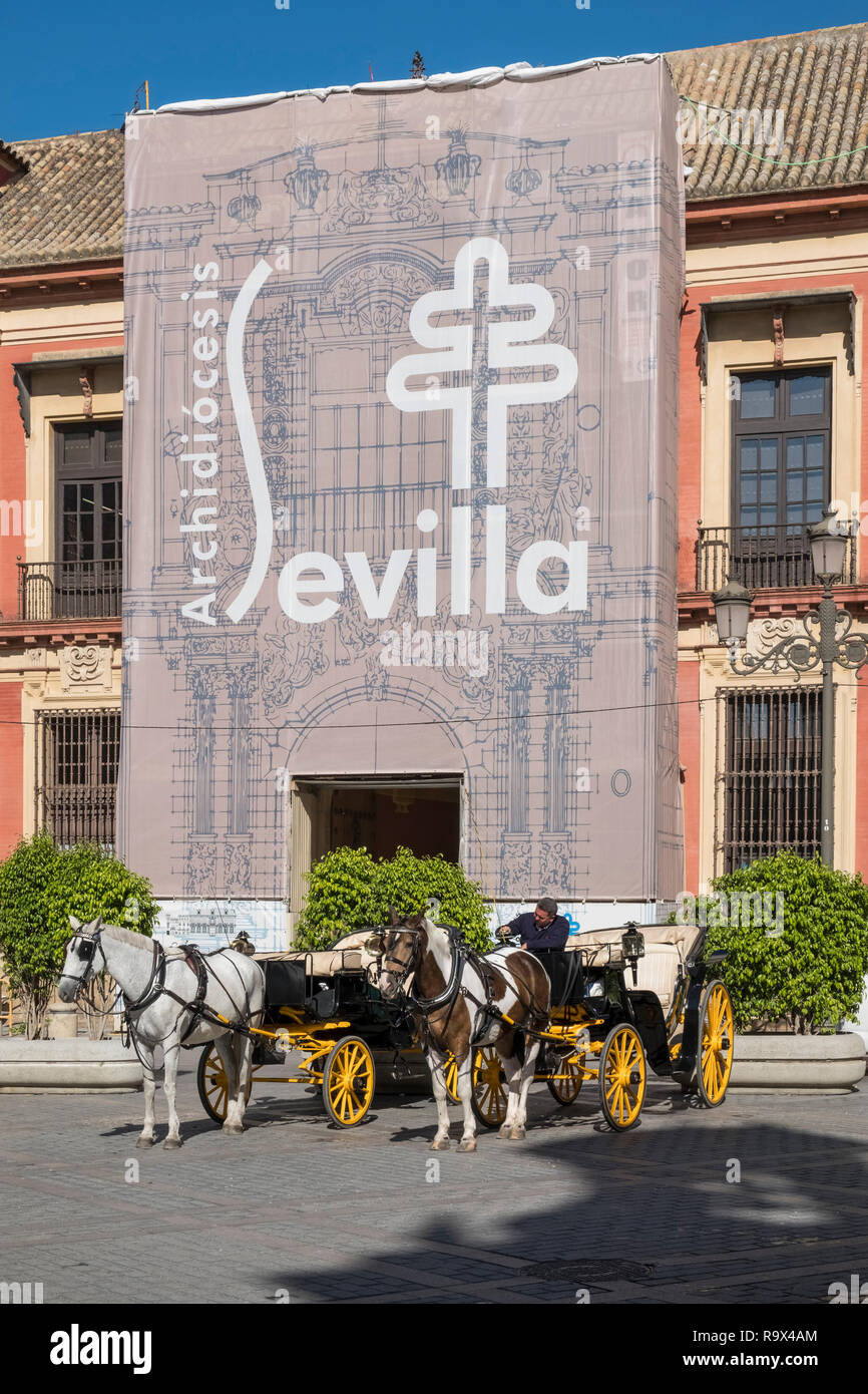 Popolare località turistica con carrozze trainate da cavalli in Plaza Virgen de los Reyes, Siviglia, Spagna Foto Stock