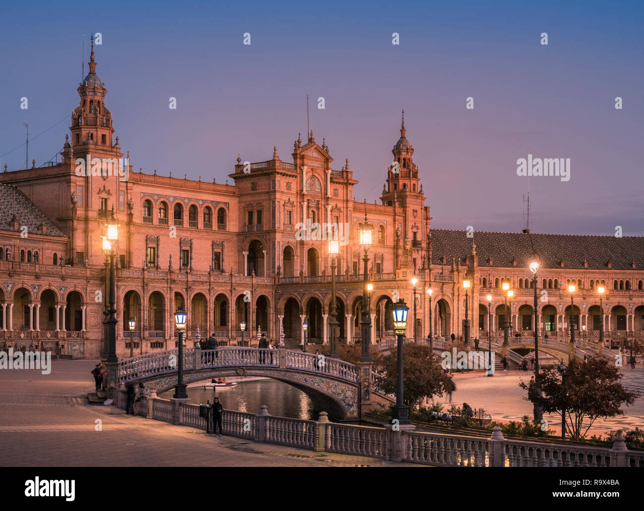 Edificio principale di Plaza de Espana, costruito nel 1928 per il 1929 esposizione Ibero-americana, un caratteristico esempio di architettura di Siviglia, Spagna Foto Stock