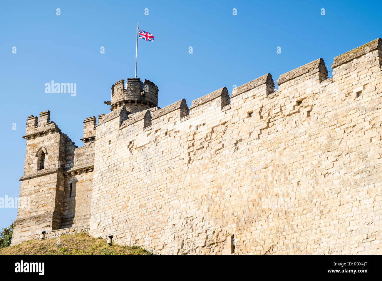 Lincoln Castle parete con merlature e la Torre Osservatorio con Unione Jack battenti. Lincoln Castle, Lincoln, England, Regno Unito Foto Stock