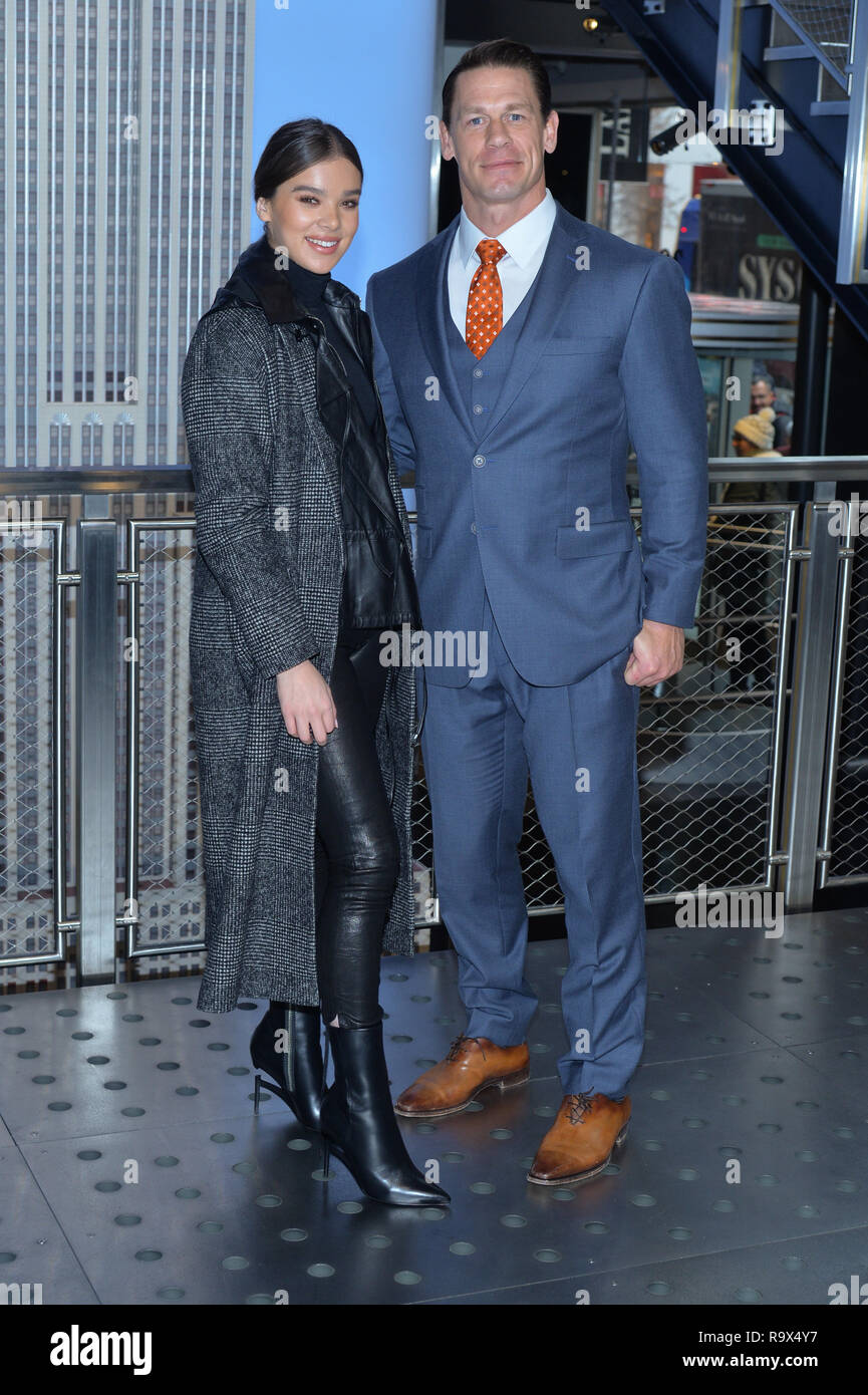 John Cena e Hailee Steinfeld visitare l'Empire State Building a sostegno del make-A-desiderio Foundation su dicembre 20, 2018 in New York City. Foto Stock