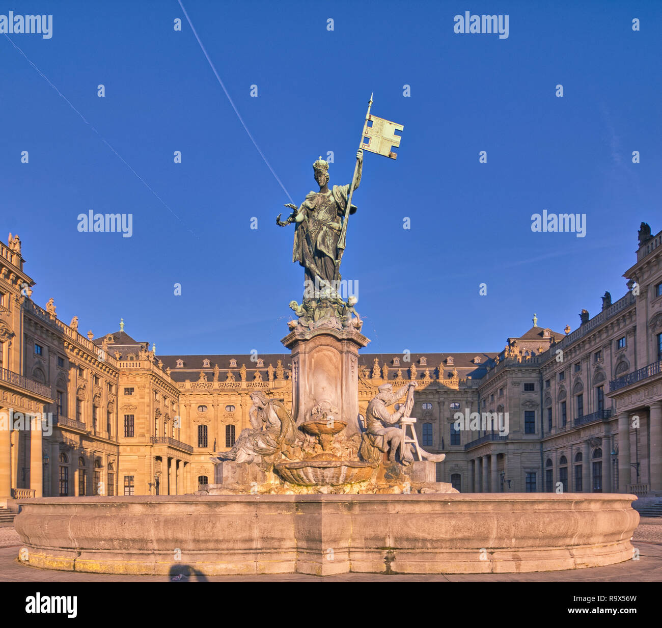 La Statua fontana nella parte anteriore del principe vescovo di residenza di Wurzburg. Simbolo della Franconia stato libero della Baviera Germania. Destinazione di viaggio per le vacanze estive Foto Stock