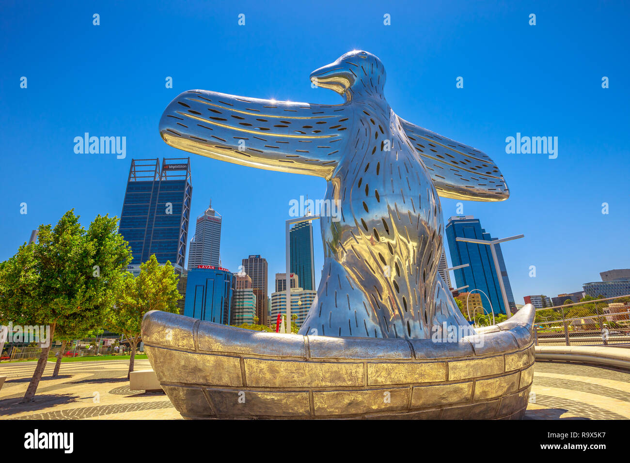 Perth, Western Australia - Jan 3, 2018: Primo contatto bird arte scultura a Elizabeth Quay punto di visualizzazione sul Fiume Swan. Grattacieli del quartiere centrale degli affari in background. Blue sky. Foto Stock