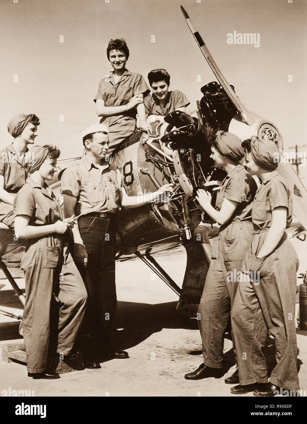 Un gruppo di donne si prepara ad assumere responsabilità di manutenzione per aeromobili, 1940-1945 Foto Stock