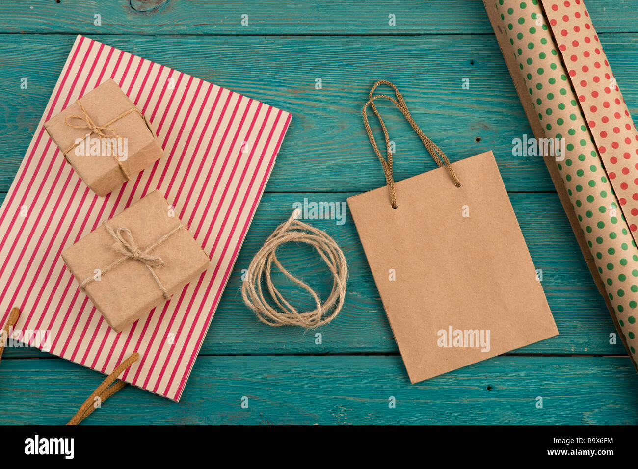Concetto celebrativo - set di striping fatti a mano shopping bag, buste  regalo, carta da imballo con pois blu su sfondo di legno Foto stock - Alamy