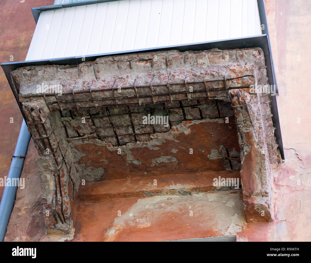 Balcone a casa in rovina e collasso Foto Stock