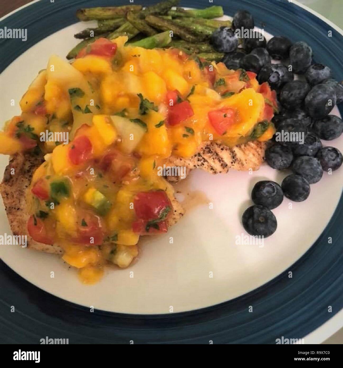 Pan eared snapper con salsa di mango Foto Stock