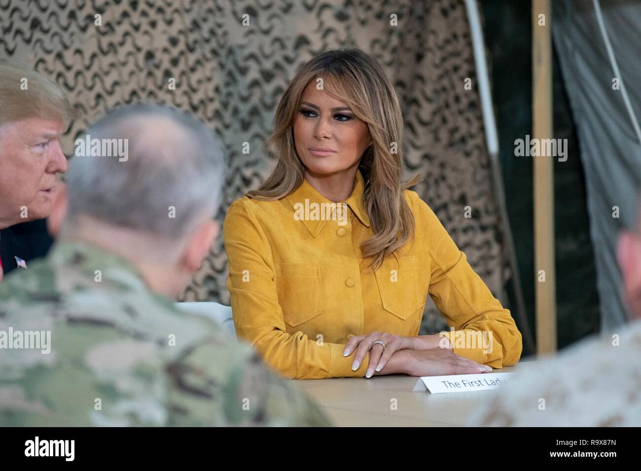 Stati Uniti Presidente Donald Trump e la First Lady Melania Trump parla agli alti capi militari e risponde alle domande dei giornalisti nel corso di una visita a sorpresa di al-Asad Air Base Dicembre 26, 2018 in Al Anbar, Iraq. Il presidente e la first lady ha trascorso circa tre ore di Boxing Day at Al Asad, situato nella parte occidentale di Iraq, il loro primo viaggio per visitare le truppe oltremare dal suo insediamento. Foto Stock