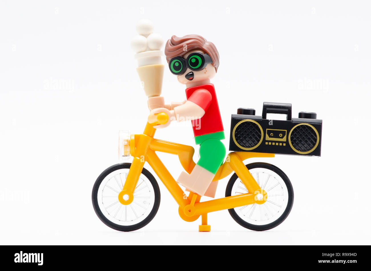 Lego robin Bicicletta Equitazione con radio sulla sua schiena e tenendo un  gelato. Lego minifigures sono fabbricati da Lego Foto stock - Alamy