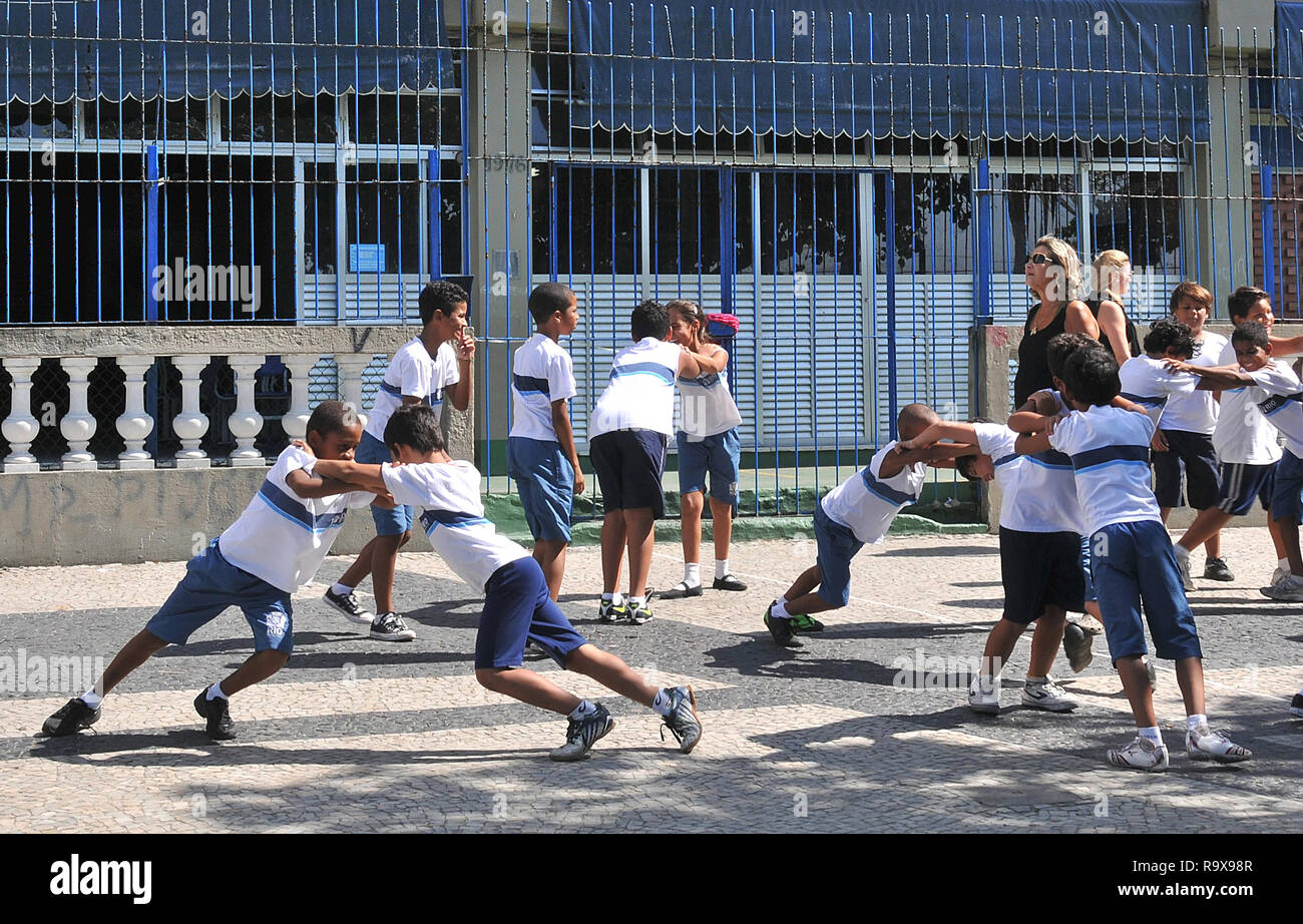 Pysical istruzione in strada prima della scuola comunale Dr Cicero Renna, avenue Atlantica, Copacabana, Rio de Janeiro , Brasile Foto Stock