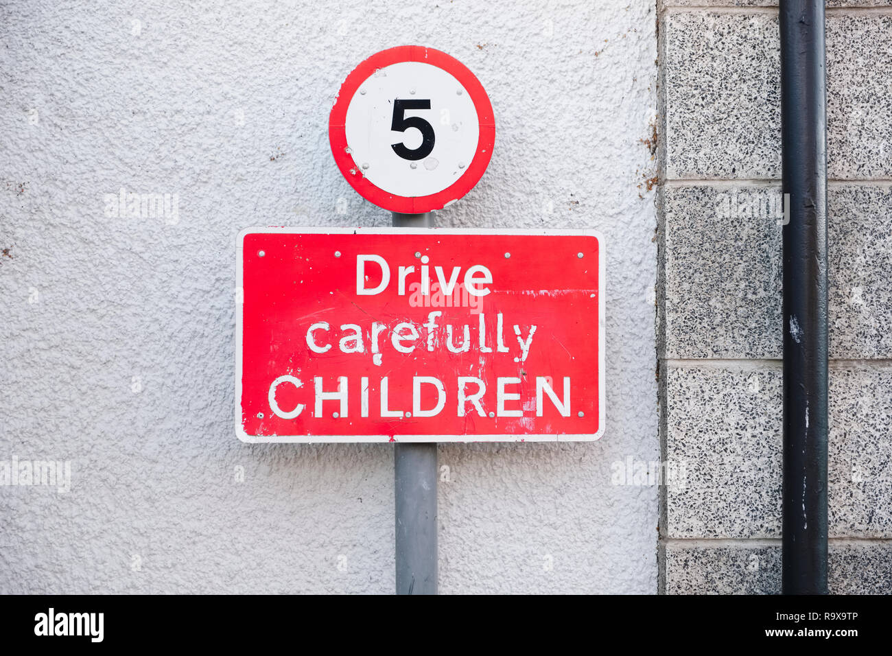 5 mph cartello stradale post a scuola per la sicurezza dei bambini Foto Stock
