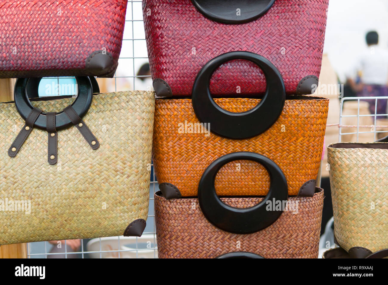 Shopping per colorata borse di paglia e vimini tessuto cesti Foto stock -  Alamy