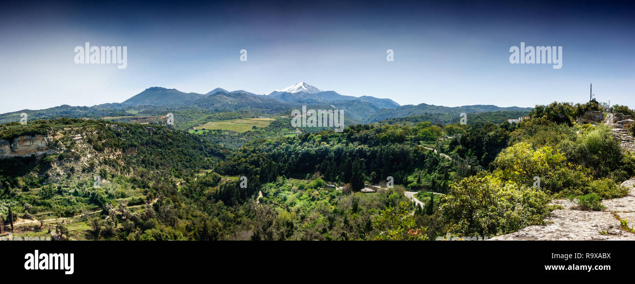 Vista in lontananza Cime montagna con vegetazione lussureggiante in primo piano Creta Grecia Europa Foto Stock