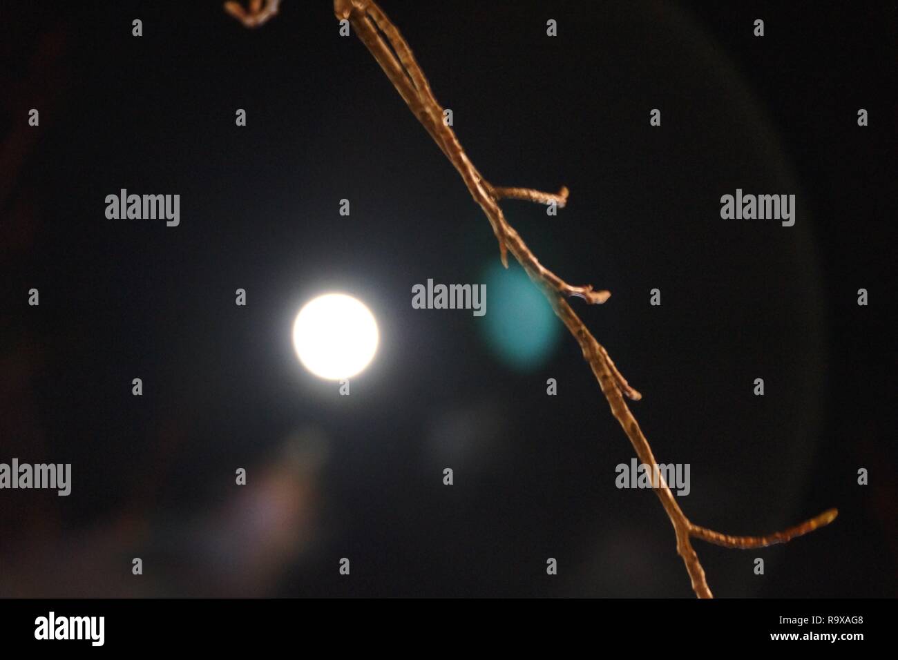 Luna shot da mercatini di Natale con la luna in background Foto Stock