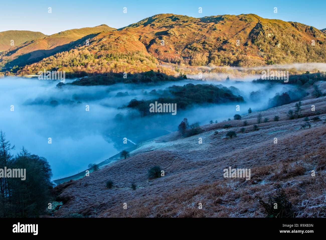 Nebbia attraverso il tratto dal lago a Grasmere verso Rydal acqua, Grasmere, Lake District, Cumbria Foto Stock