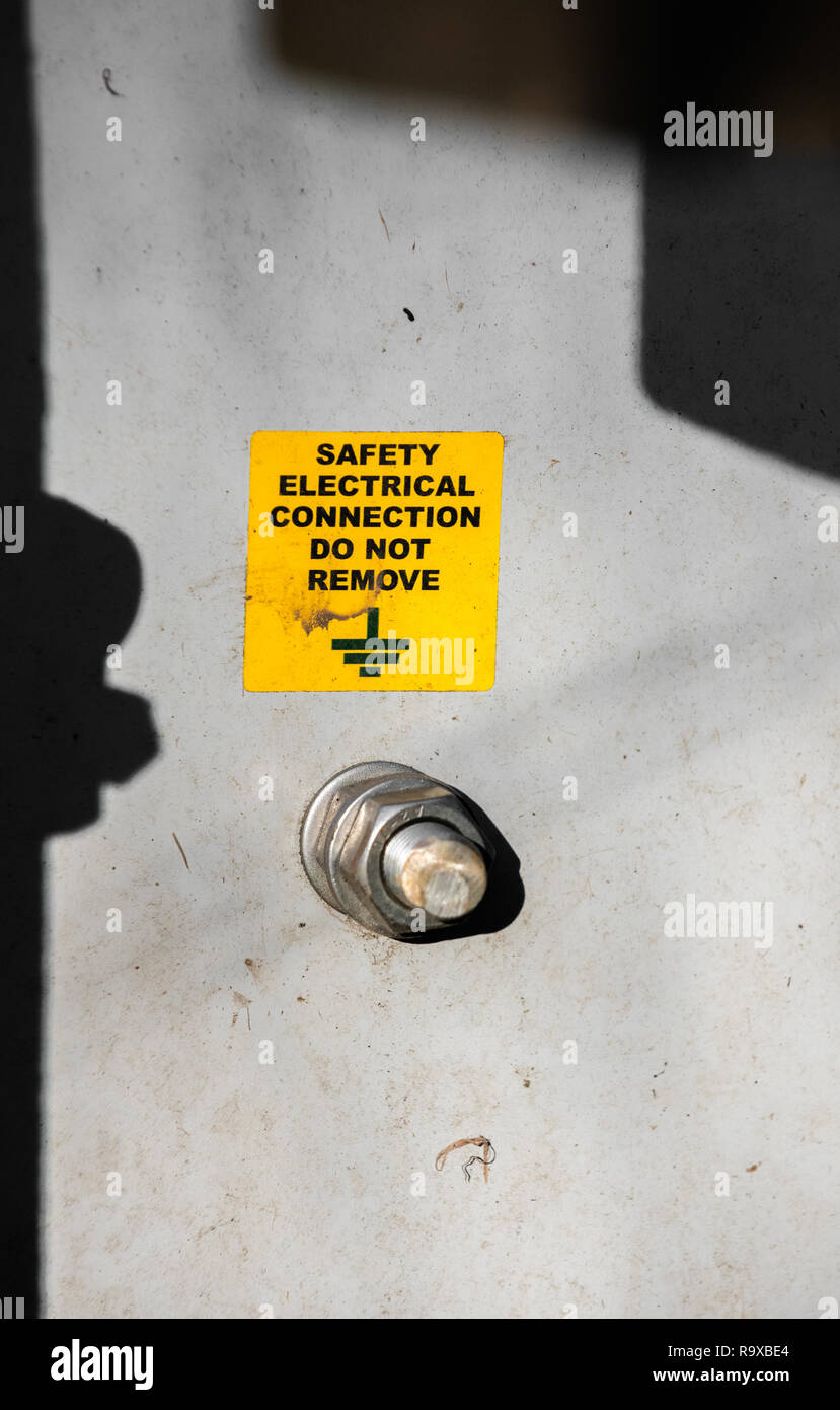 Massa terminale su un metallo scatola di distribuzione elettrica. Foto Stock